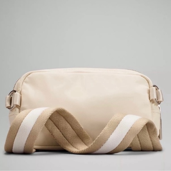 Lululemon- Everywhere Belt Bag - white opal/ raw linen / white! - Picture 12 of 13